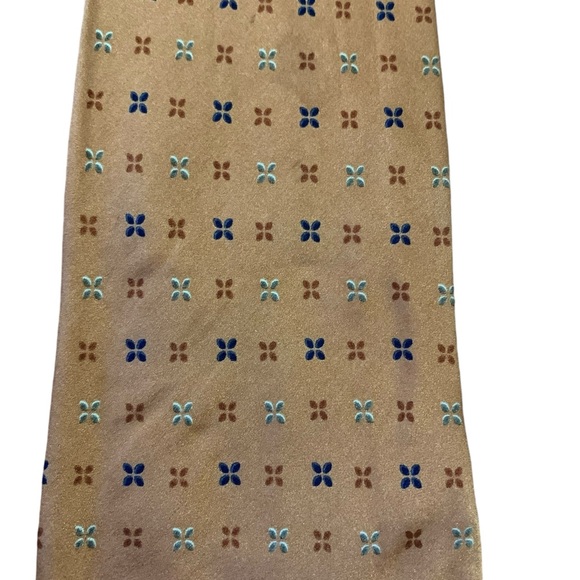 Bill Blass Neo 100% silk tie. Tan with small blue and brown geometric pattern. - Picture 3 of 4